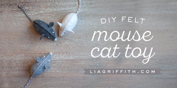 DIY Ideas for Your Cat - How to make a DIY Cat Toy - Cool and Easy Homemade Stuff To Make For Cats and Kittens - Cardboard Furniture, DIY Cat Scratching Post and Lounging Tree - #teencrafts #pets #diyideas