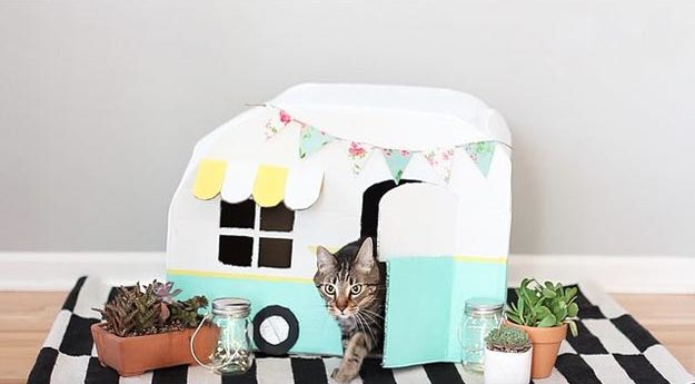 DIY Ideas for Your Cat - How To Make A Kitty Camper Out Of Cardboard Boxes - Cool and Easy Homemade Stuff To Make For Cats and Kittens - Cardboard Furniture, DIY Cat Scratching Post and Lounging Tree - #teencrafts #pets #diyideas