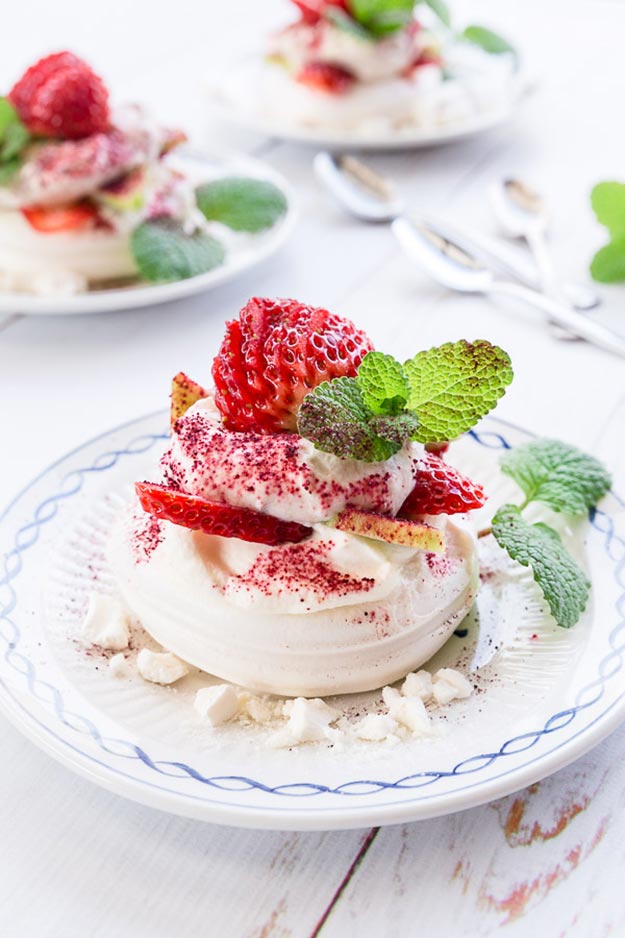 Easy Snacks and Recipes - 5 Minute Pavlova Recipe - Eton Mess Dessert Recipe - Quick Recipe Ideas and Simple Food to Make In Minutes - Microwave, 3 Ingredients and No Bake Snack Tutorials - Healthy Ways for Snacking After School - Desserts, Sweet, Salty and Crunchy Ideas to Satisfy Your Cravings - Cheese, Vegetable, Mexican Food - Fun Ideas for Teens To Make At Home #teencrafts #diyideas #snackideas