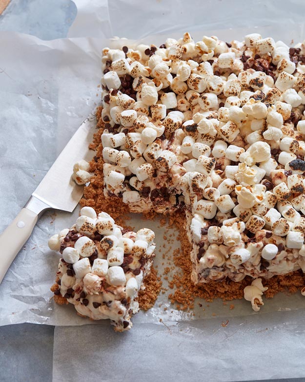 Easy Snacks and Recipes - S'mores Popcorn Bar Recipe - Quick Recipe Ideas and Simple Food to Make In Minutes - Microwave, 3 Ingredients and No Bake Snack Tutorials - Healthy Ways for Snacking After School - Desserts, Sweet, Salty and Crunchy Ideas to Satisfy Your Cravings - Cheese, Vegetable, Mexican Food - Fun Ideas for Teens To Make At Home #teencrafts #diyideas #snackideas