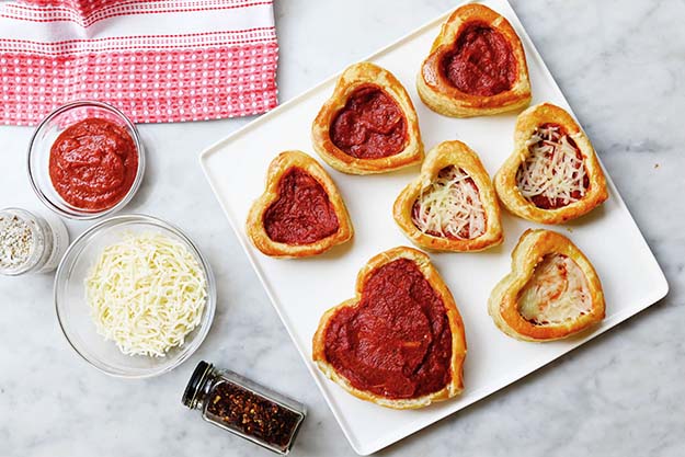 Easy Healthy Lunch Ideas - Mini Heart Pizzas Recipe - School Lunch Box Ideas - Cheap Lunch Meal Prep for Work - How to Make the Best School Lunch - Meal Recipes To Go - Recipes for Lunch At Home #easylunchideas #healthylunches #lunchrecipes