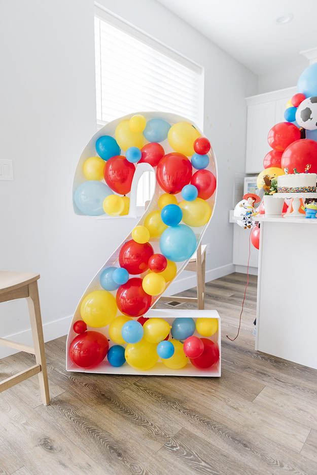 DIY Balloon Crafts - DIY Balloon Number - Balloon Crafts for Adults, Teens - Crafts to Make With Balloons - DIY Crafts for Home Decor - Easy DIY Party Decorations - House Party Decoration Ideas for Adults #ballooncrafts #easydecorideas #diyideas