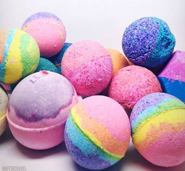 DYI Bath Bombs - How to Make Lush Inspired Bath Bombs - Creative and Fun Bath Bombs to Make at Home - Cool Teen and Adult Crafts - Cheap DIY Gift Ideas - DIY Lush Recipes - Natural, Fizzy Bath Bomb Recipe #diychristmasgifts #bathbombtutorials