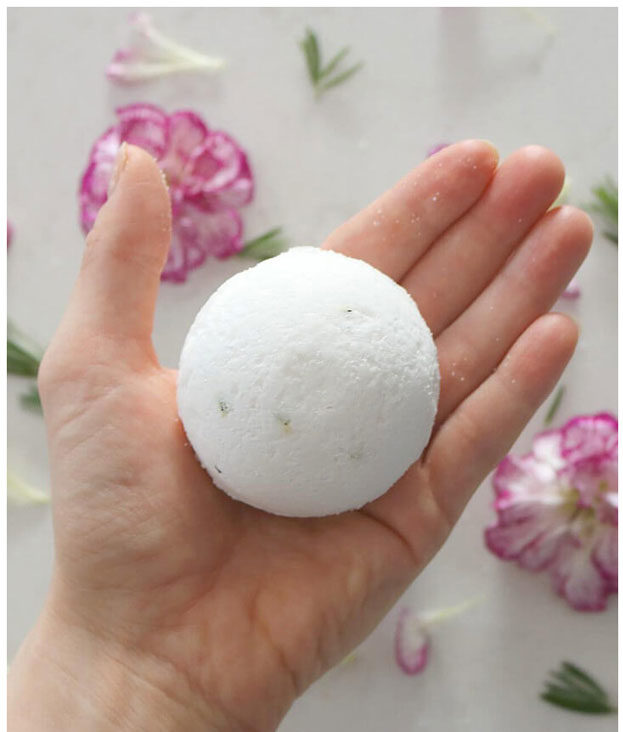Bath Bombs DIY - How to Make Muscle Relief Bath Bombs - Easy Bath Bomb Recipes - Cool DIY Christmas Gifts - Homemade Bath Bomb Recipe - DIY Lush Bath Bomb Copycats - DIY Bath Bomb with Essential Oils #diygifts #teengifts #giftsformom