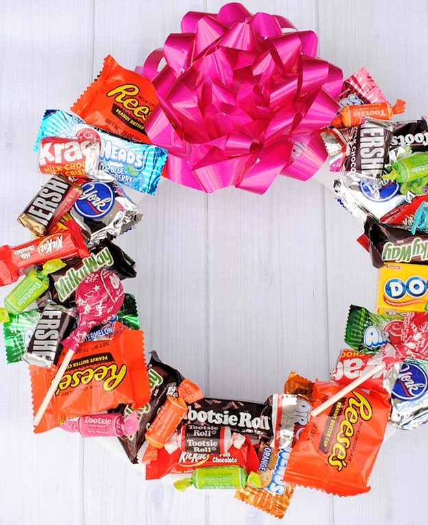 Cheap DIY Gifts to Make For Friends - How to Make A Candy Wreath - DIY Candy Birthday Wreath Tutorial - BFF Gift Ideas for Birthday, Christmas - Last Minute Gifts for Friends - Cool Crafts For Teens and Girls #teencrafts #diyideas #giftideas