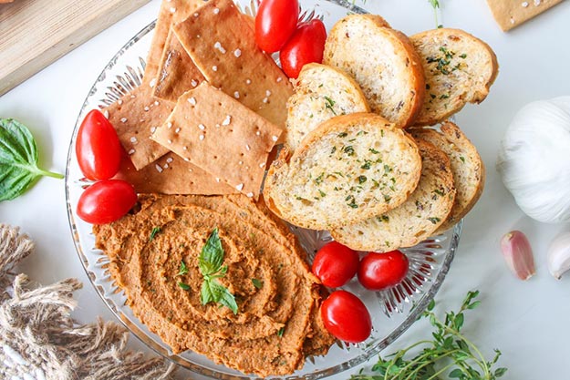 Easy Snacks and Recipes - How to Make Hummus - Tomato Basil Hummus Recipe - Quick Recipe Ideas and Simple Food to Make In Minutes - Microwave, 3 Ingredients and No Bake Snack Tutorials - Healthy Ways for Snacking After School - Desserts, Sweet, Salty and Crunchy Ideas to Satisfy Your Cravings - Cheese, Vegetable, Mexican Food - Fun Ideas for Teens To Make At Home #teencrafts #diyideas #snackideas
