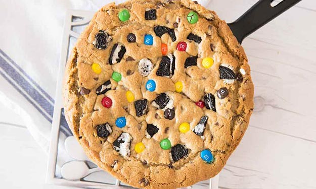 Cool and Easy Dessert Recipes For Teens to Make at Home - Reese’s Peanut Butter Cup Skillet Cookie Recipe - Fun Desserts to Make With Chocolate, Fruit, Whipped Cream, Low Sugar, and Banana - Cake, Cookies, Pie, Ice Cream Shakes and Pops Made With Healthy Ingredients and Food You Love - Quick Recipe Ideas for No Bake and 5 Minute Dessert At Home #teencrafts #easyrecipes #dessertideas