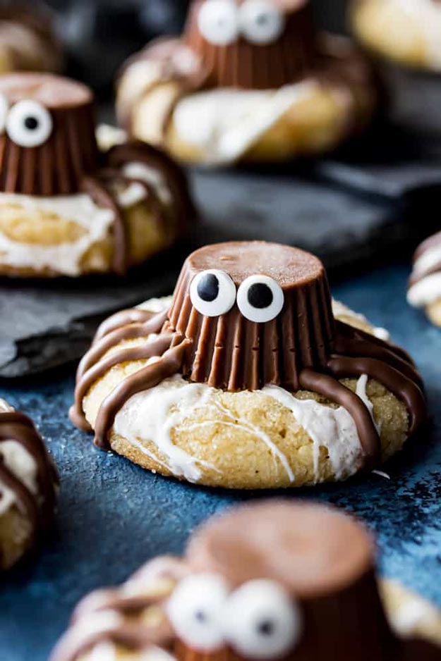 Cool and Easy Dessert Recipes For Teens to Make at Home - How to Make Spooky Spider Cookies - Fun Desserts to Make With Chocolate, Fruit, Whipped Cream, Low Sugar, and Banana - Cake, Cookies, Pie, Ice Cream Shakes and Pops Made With Healthy Ingredients and Food You Love - Quick Recipe Ideas for No Bake and 5 Minute Dessert At Home #teencrafts #easyrecipes #dessertideas